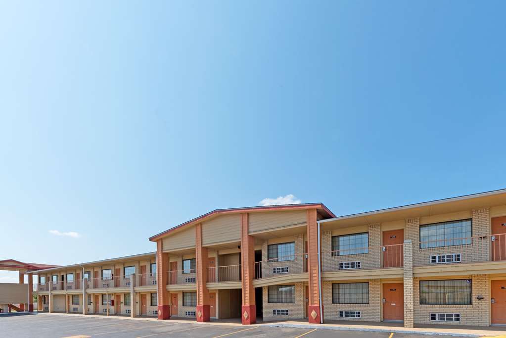 Super 8 By Wyndham Waco/Mall Area Tx Exterior photo